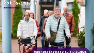 Vanhukset kävelyllä