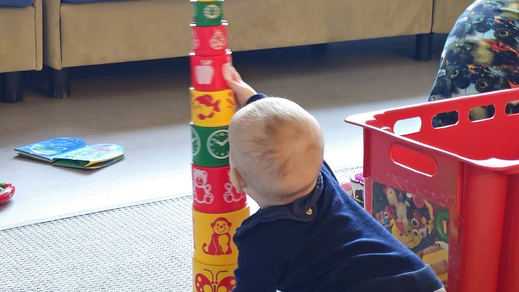pikkulapsi leikki tornilla